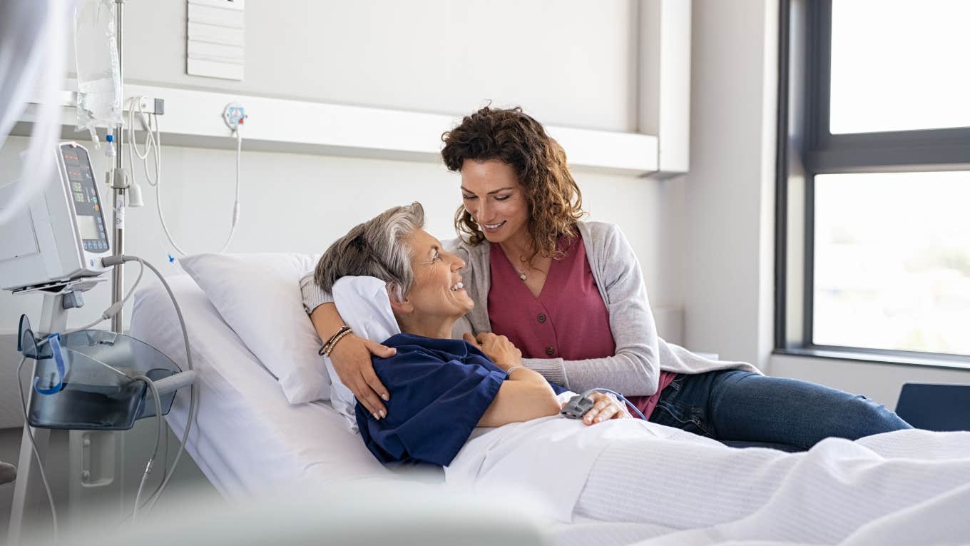 Mom's Message to Her Daughter Two Weeks Before Death woman visiting mother in the hospital