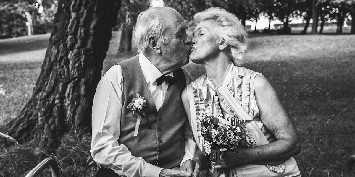old couple kissing in black and white