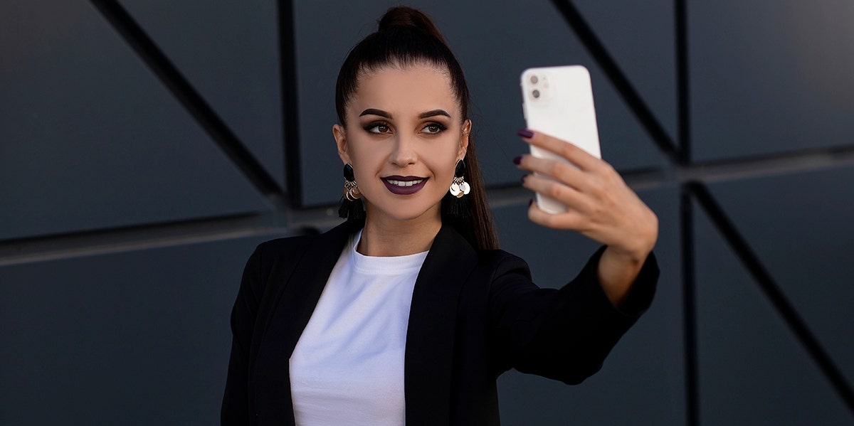 3 Fatal Online Dating Mistakes Women Make, According To A Man woman taking selfie
