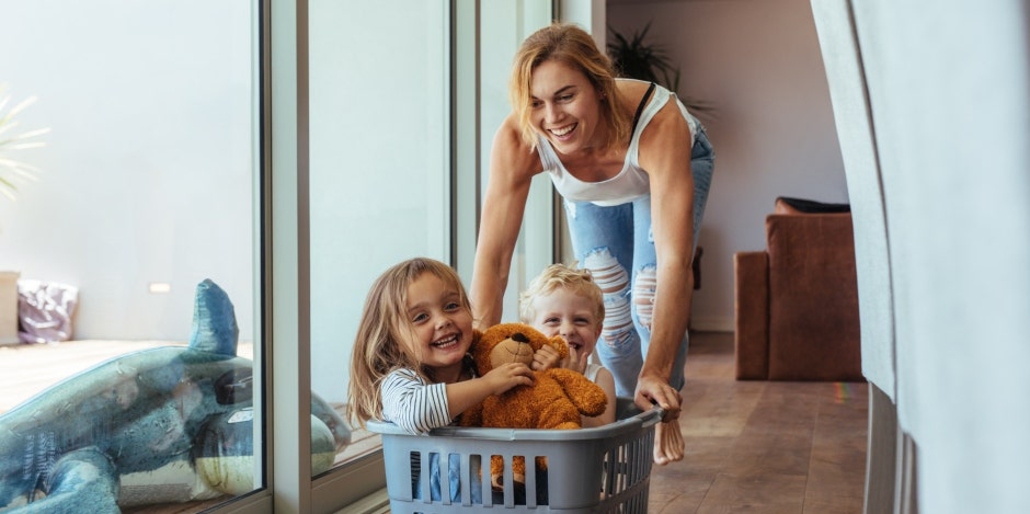Parents Of The Healthiest & Happiest Kids Do These 6 Things Every Day mom and kids