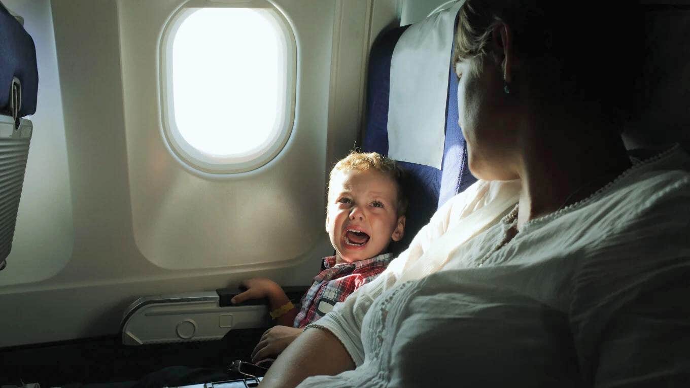 Woman Forced To Endure Misbehaved Kids On Flight While Their Parents Do Nothing toddler crying on a flight