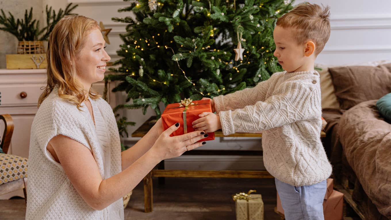 People Feel Bad For Frugal Mom’s Kids After She Decides None Of Them Are Getting Christmas Presents mom and child exchanging presents at Christmas