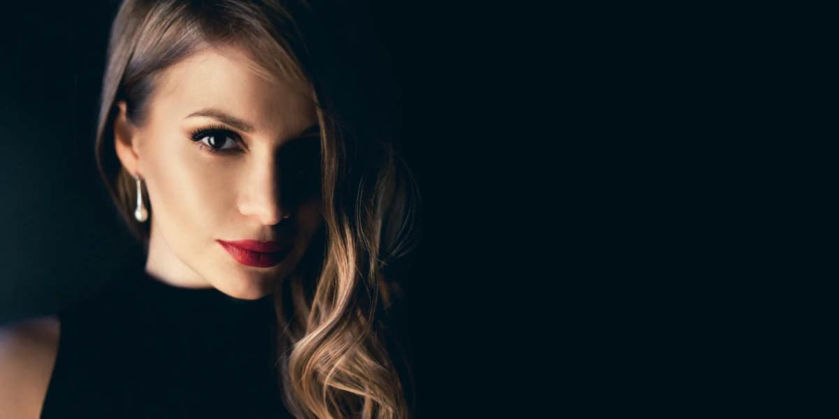 5 Common Phrases Liars Use To Deceive You woman with black background