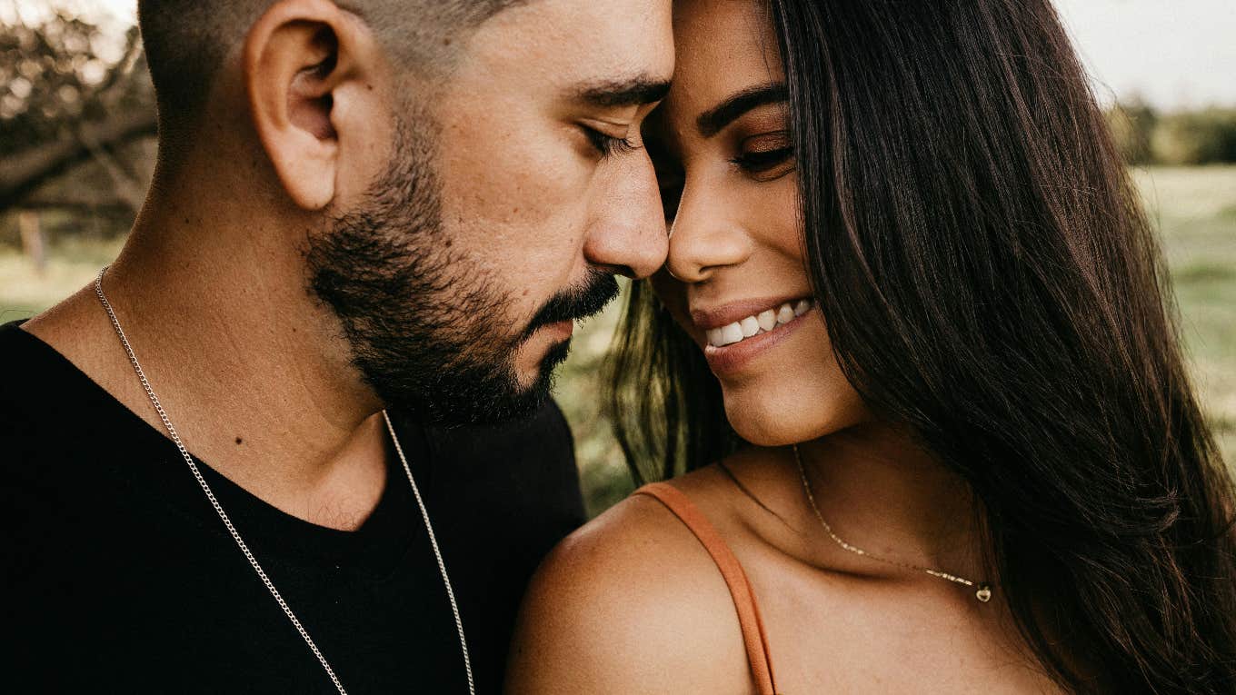 7 Phrases The Strongest Couples Use To Make Their Relationships Better couple getting close