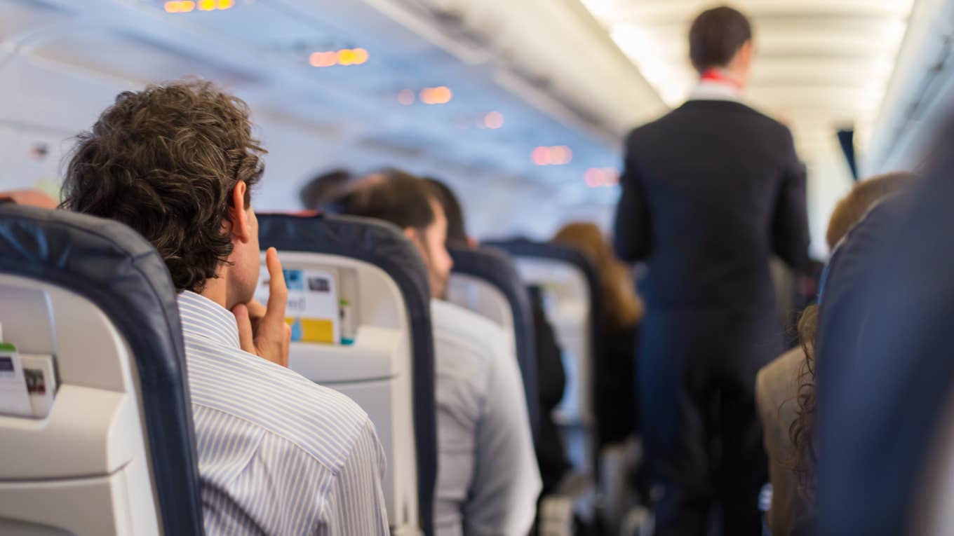 Plane Passenger Filmed Using His Hands To Block The Screen Of The Person Sitting Behind Him passengers on an airplane