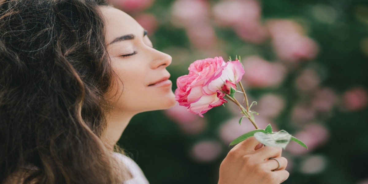 3 Reasons 'Stopping And Smell The Roses' Makes You Happier 3 Reasons 'Stopping And Smell The Roses' Makes You Happier