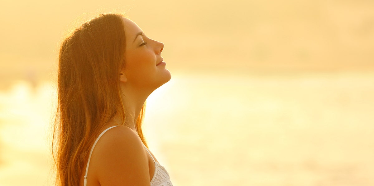 woman tilting her head up