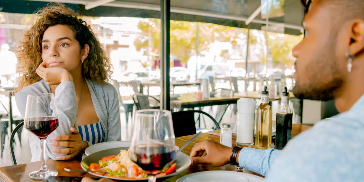4 Red Flags On A First Date That You Should Never Overlook man and woman on date