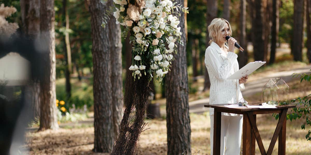 Maid Of Honor Reveals True Feelings About Best Friend's Husband In Vengeful Wedding Speech woman giving speech at wedding