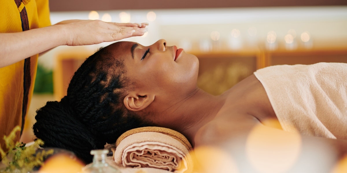 reiki energy healing woman getting a reiki energy healing