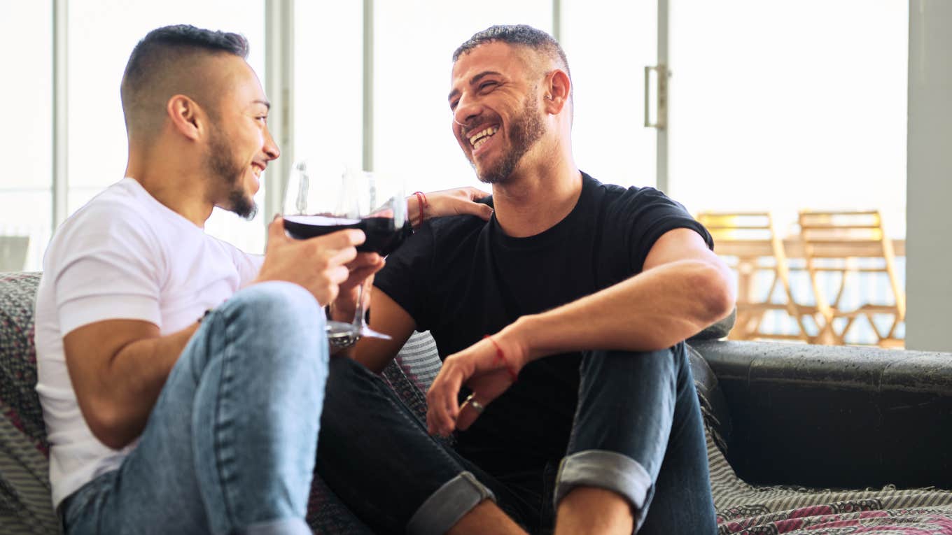 9 Tiny Tricks That Will Make You A Better Communicator Than 98% Of People Couple talking to each other