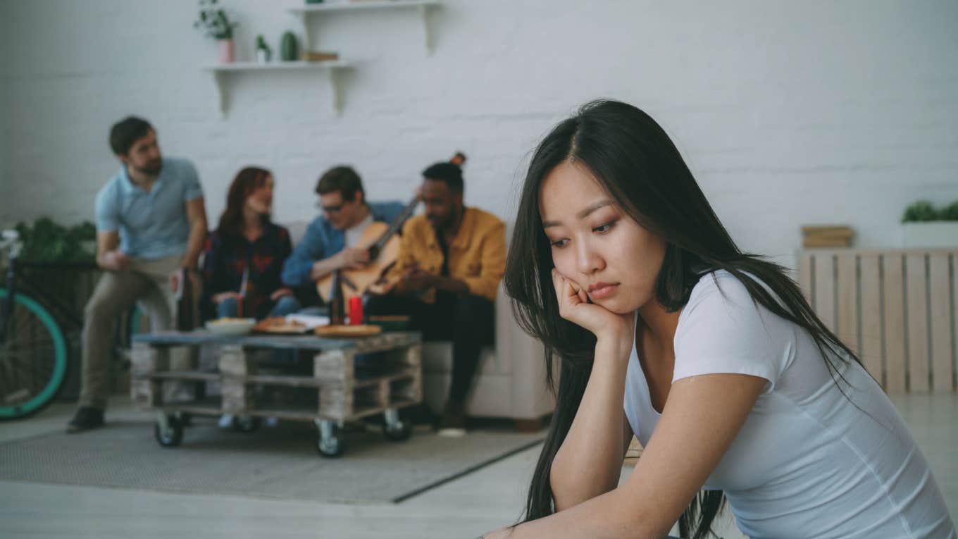 Relationship Expert Reveals How Diverse Friendships Can Contribute To A Stronger Sense Of Self woman feels out of touch from friend group