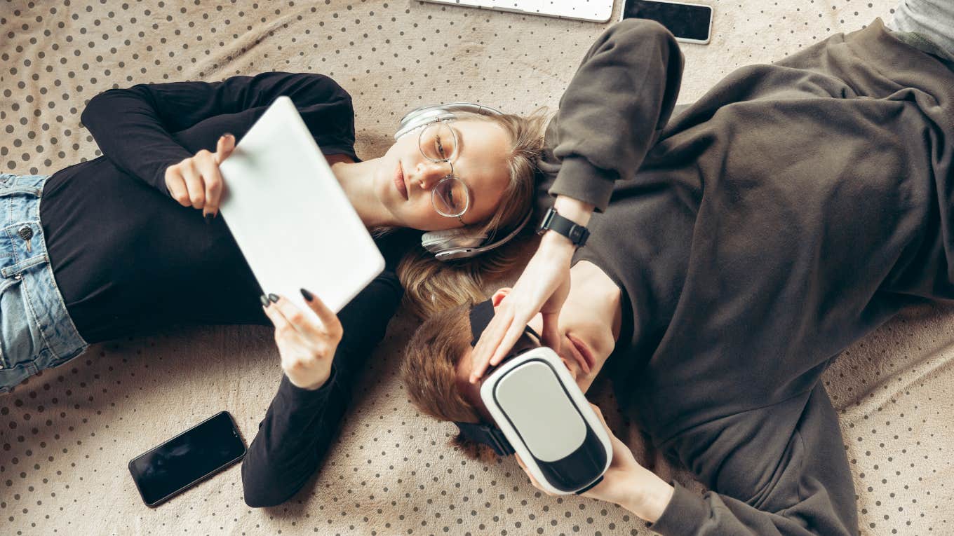 10 Incredible Reasons Why Introverts Make Better Wives Couple hanging out at home