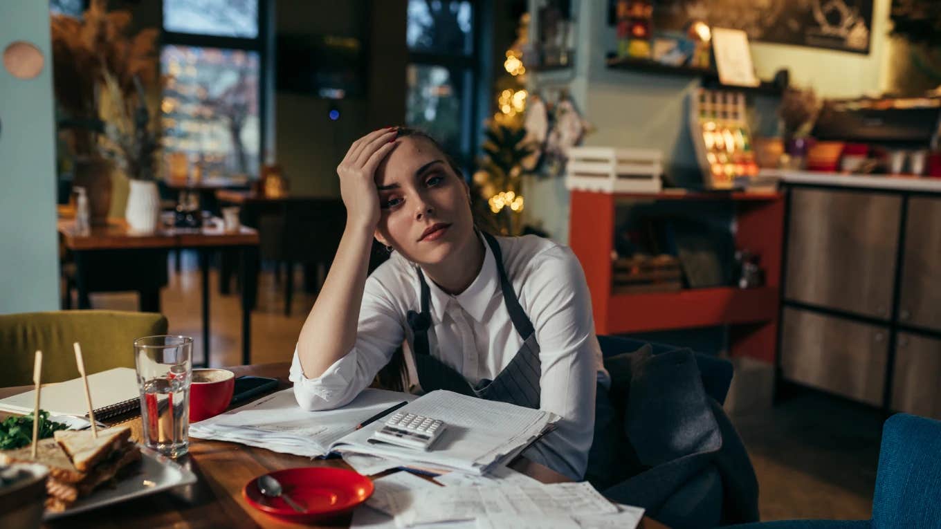 waitress annoyed that restaurant is deducting credit card fees from servers' tips
