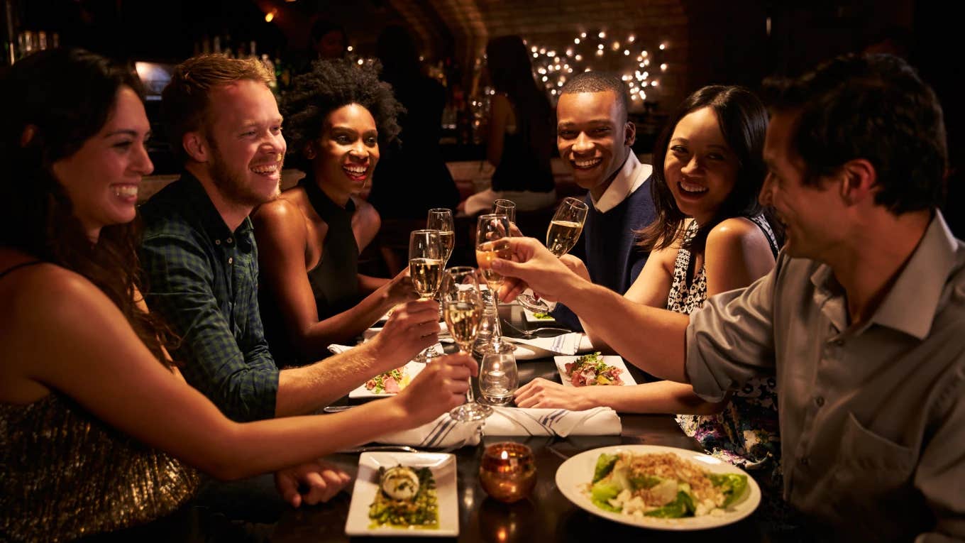 Restaurant Workers Share Dirty Secrets Of The Food Industry That Will Make You Think Twice About Eating Out friends dining in a restaurant