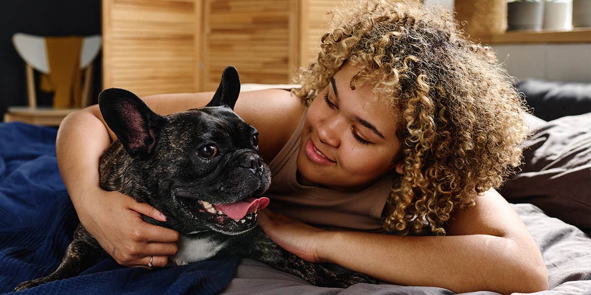 woman cuddling her bulldog