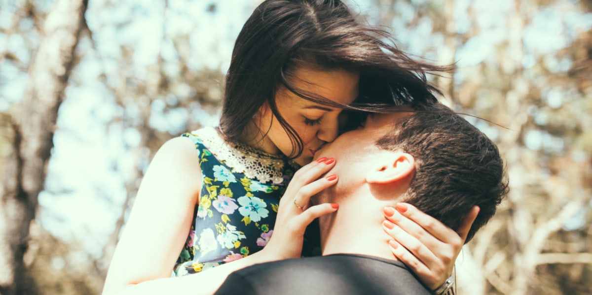 couple kissing outside