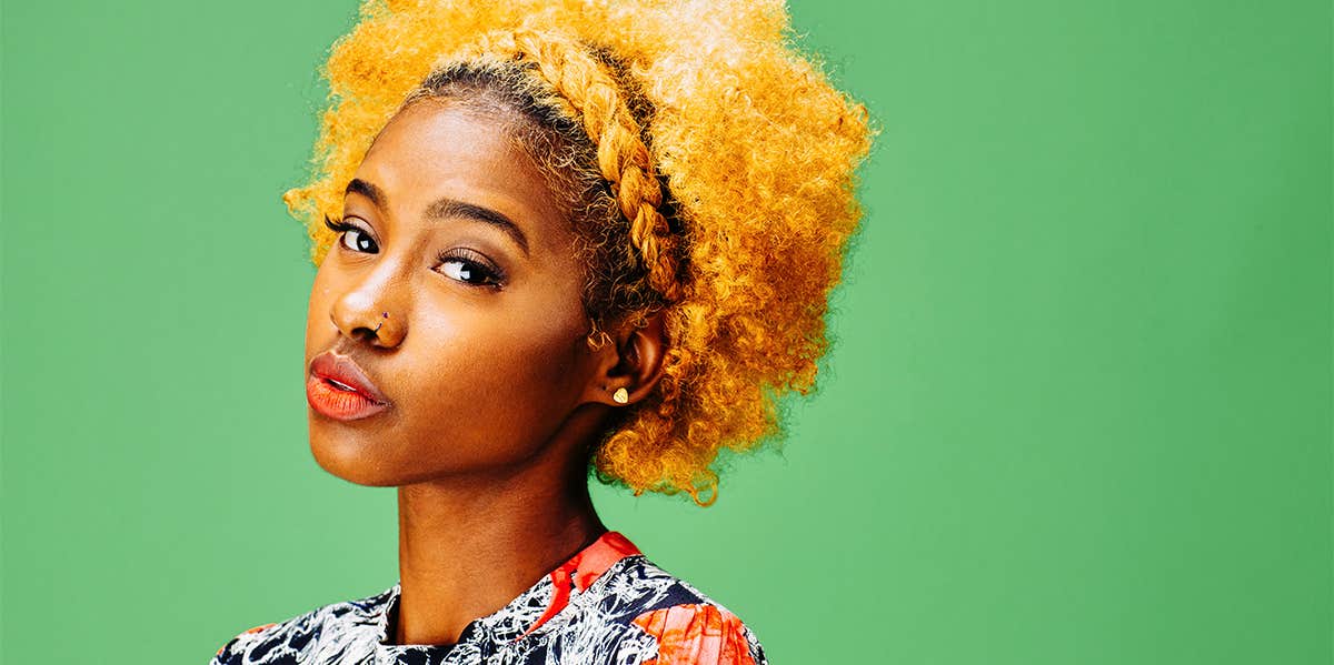 8 Rare Things The Most Extraordinary People Do — That Normal People Don't girl posing with green background