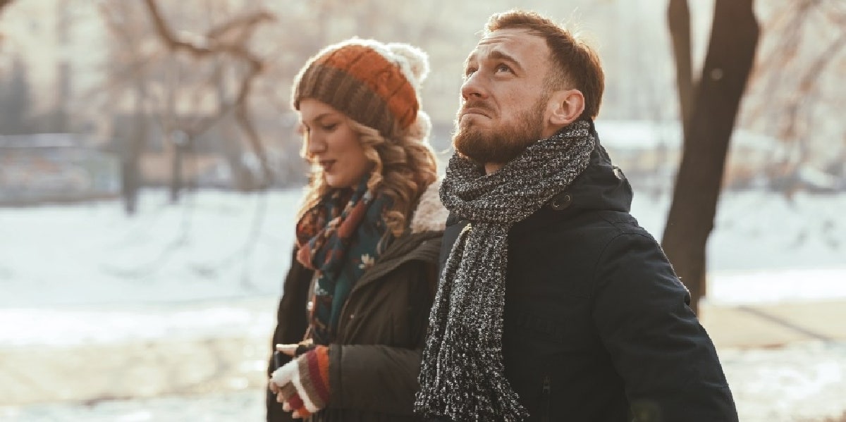 15 Signs He's Not Into You couple walking in the snow