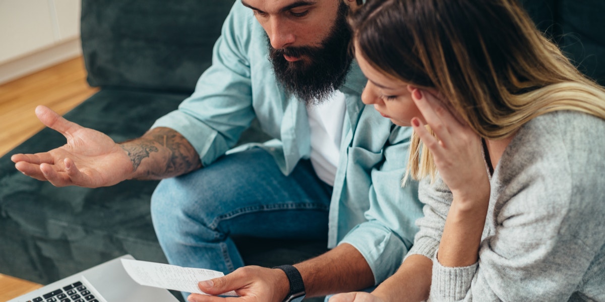 6 Signs Money Issues & Financial Stress Are Seriously Undermining Your Relationship couple stressing over money