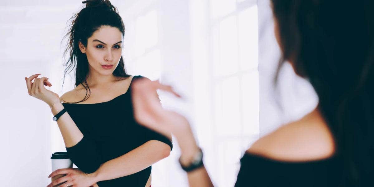 7 Signs Of A Narcissistic Woman a narcissistic woman