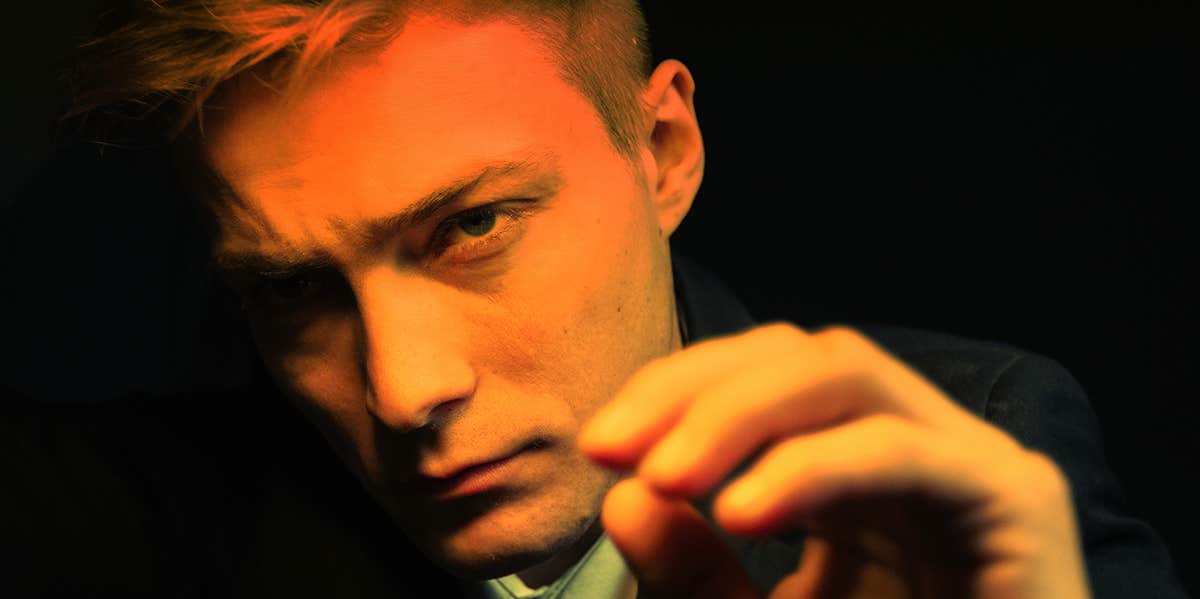 20 Signs Of A Pathological Liar To Never Ignore angry looking man