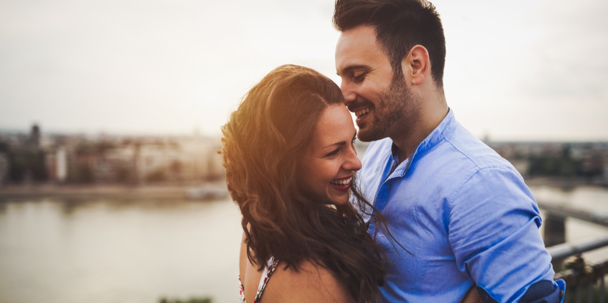 If Your Relationship Has These 19 Traits, It's Super Strong couple hugging