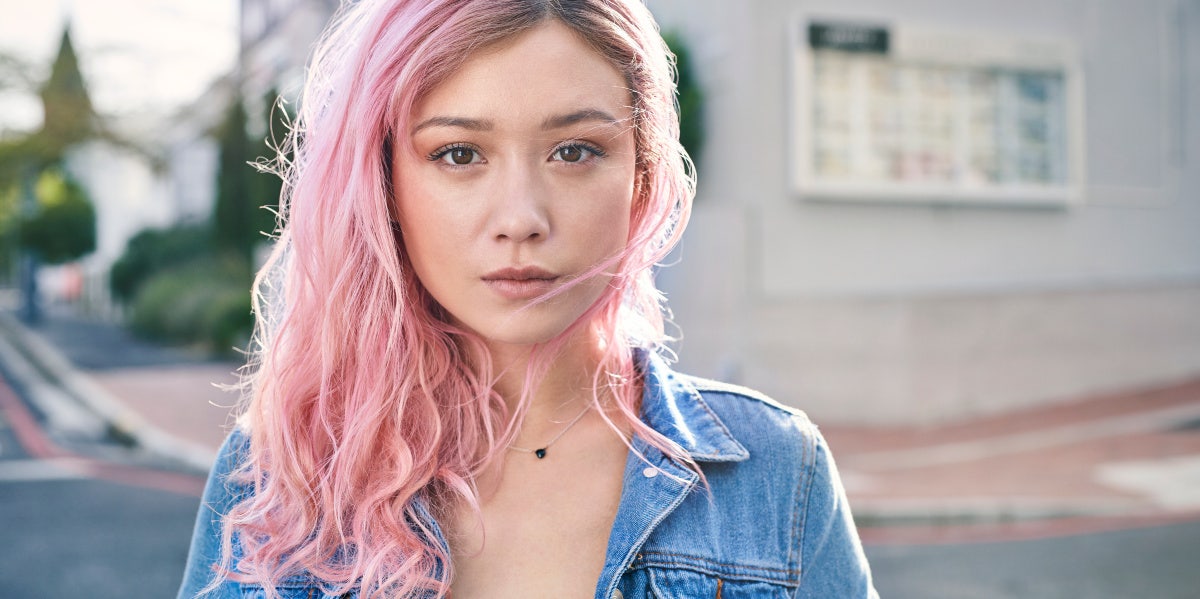 15 Warning Signs Of A Toxic Relationship sad girl with pink hair