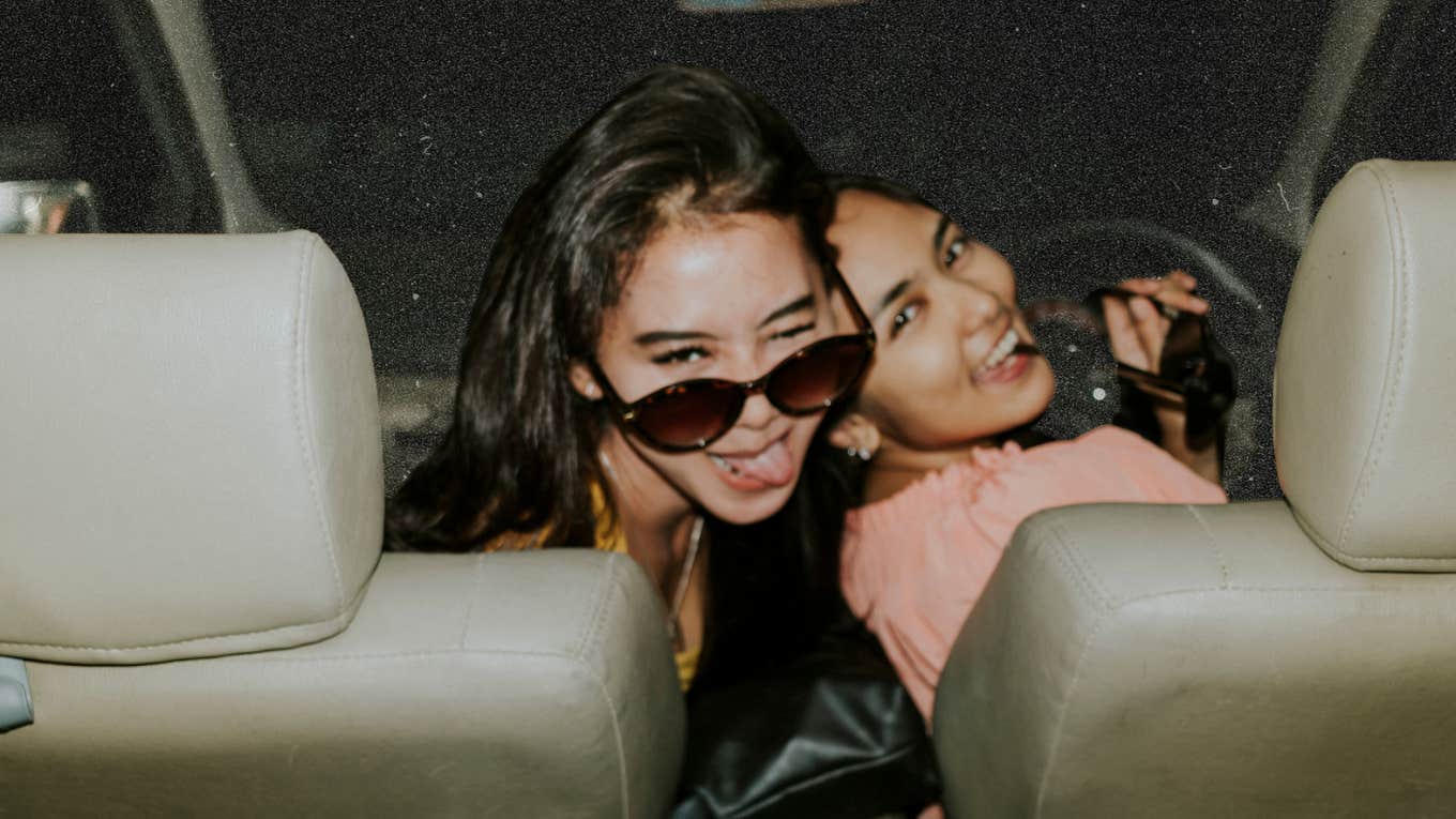 Signs someone is good for your emotional well-being Best friends in car together