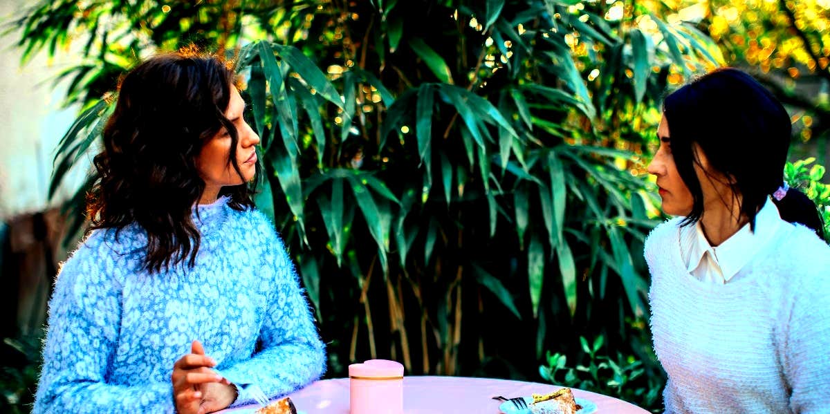 How To Tell If Someone Is Jealous Of You: 16 Signs Of Jealous Friends two women talking over a meal