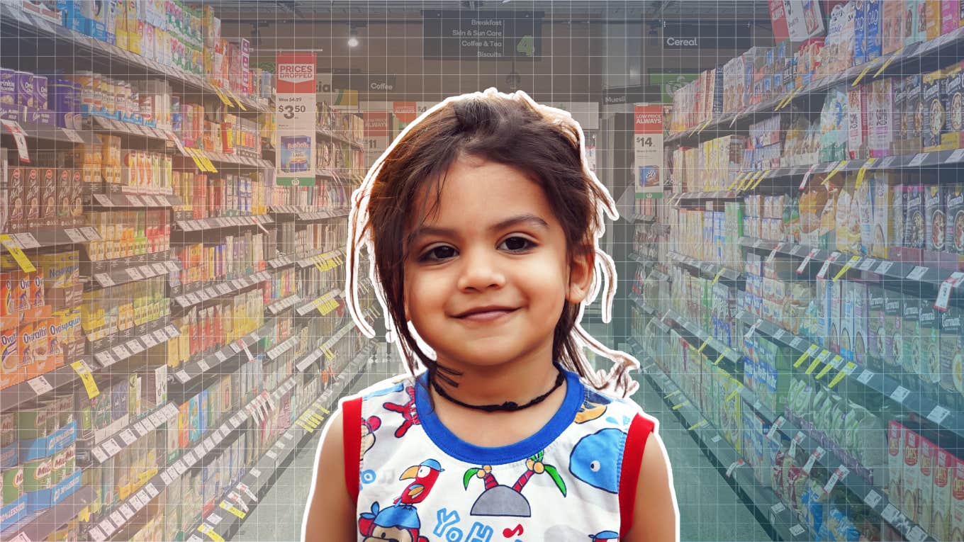 Single Mom Makes Daughter Wear Sign On Her Back At Grocery Store To Shut Down Any Backlash young girl with grocery store background