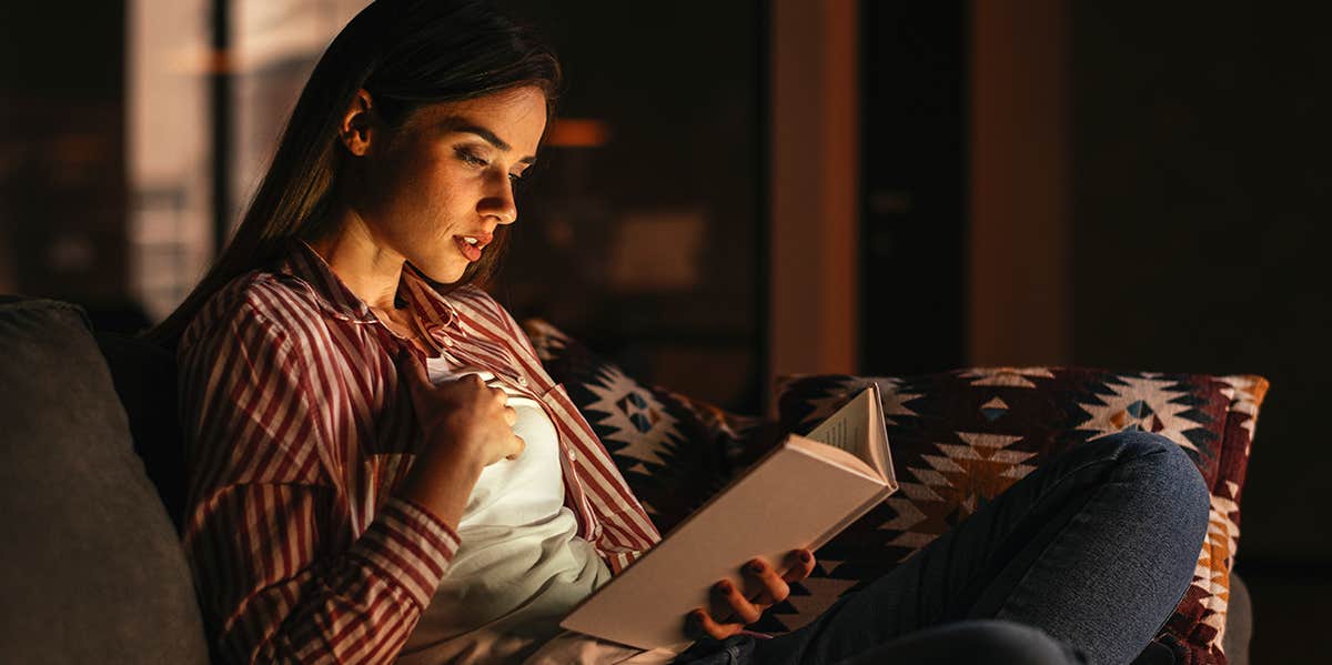 Soul-Igniting Novels That'll Melt Even The Coldest of Hearts girl reading book in bed