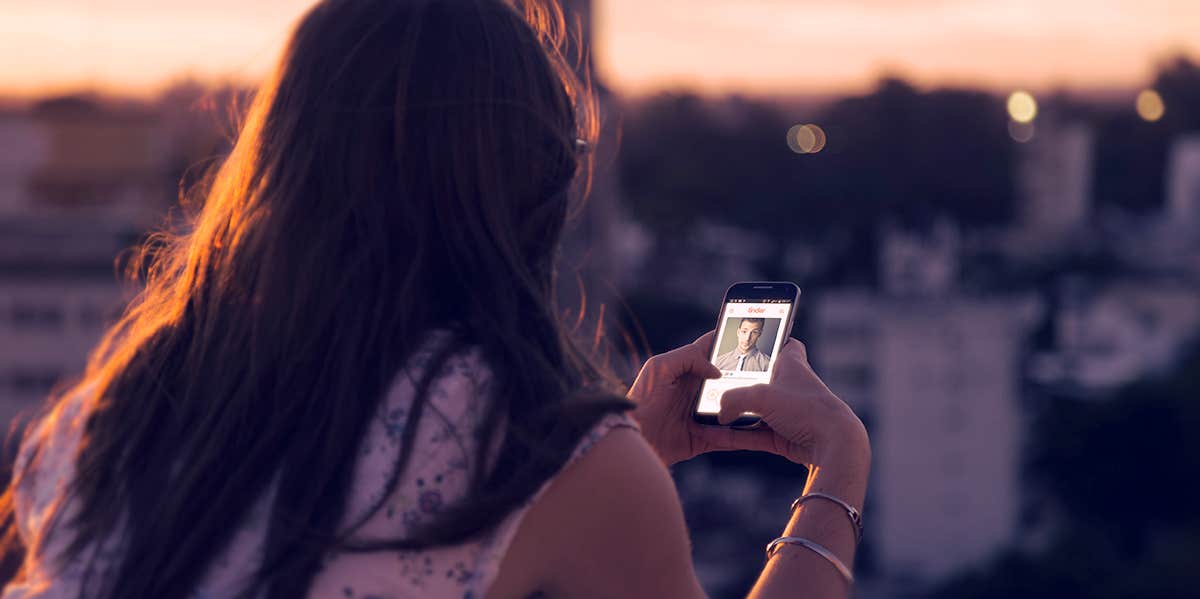 How A Very Unlikely Tinder Prince Swept Me Off My Feet girl using tinder