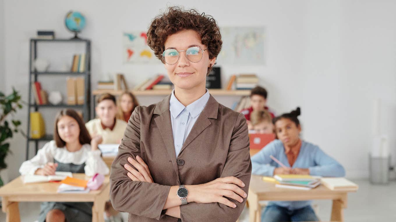 Teacher Calls Out Insulting Appreciation Gift Of An Empty Ziploc Bag Filled Disappointing Note teacher in front of classroom