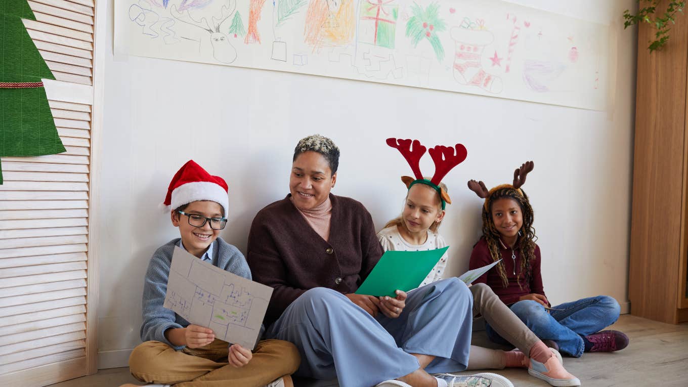 teacher and students looking a pictures