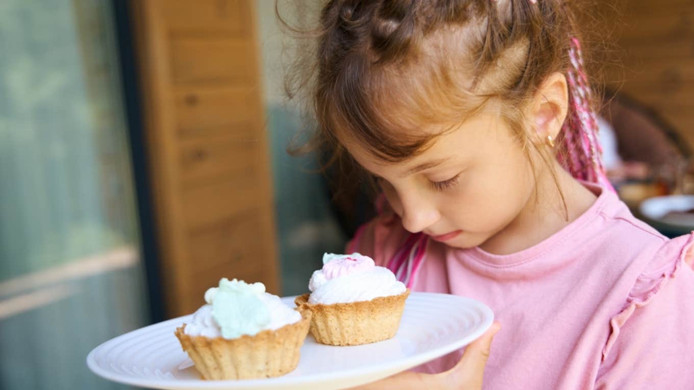 Teacher Passed Out Cupcakes To The Whole Class Except The Birthday Girl Despite The Girl’s Mom Sending Them In As A Form Of Punishment cupcake, student, birthday