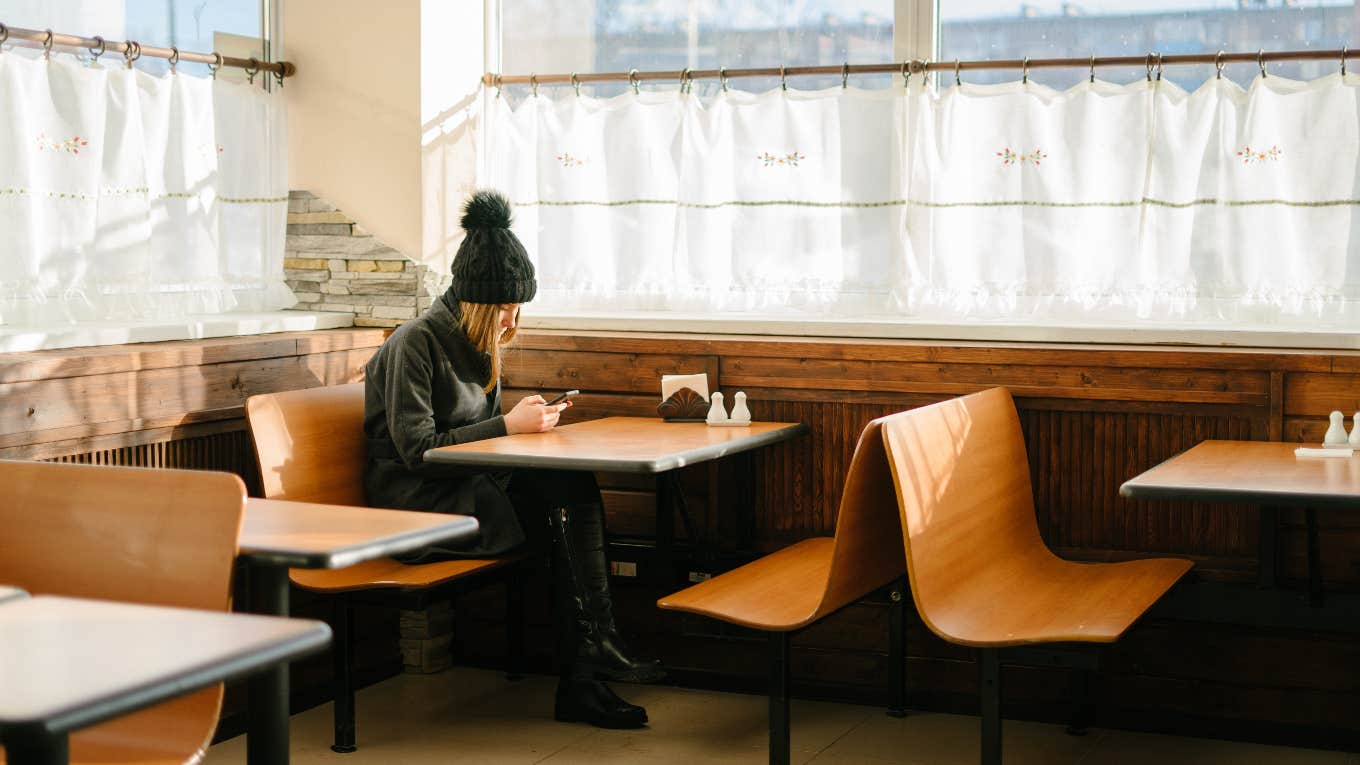 girl texting in a restaurant