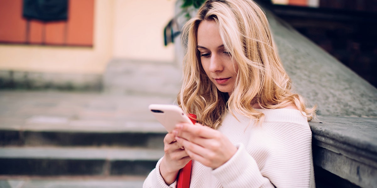 Breast Cancer Survivor Schooled Rude Man On Tinder And Went Viral photo of woman looking at phone