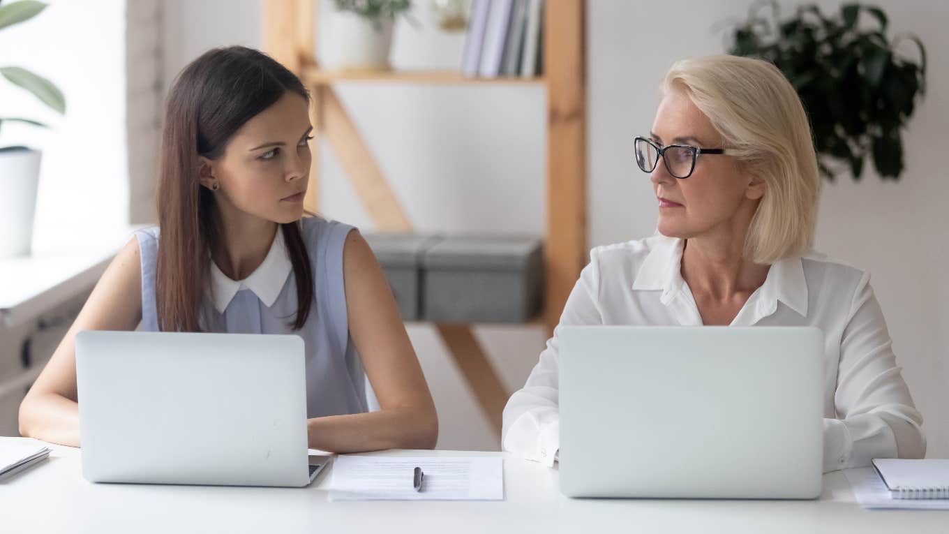 Average Salary Revealed For Each Age Range In 2023 & It Seems Like We Are All Being Underpaid Two employees sitting at computers