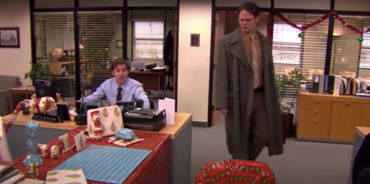 the office dwight and jim christmas wrapping paper prank the office dwight and jim christmas wrapping paper prank