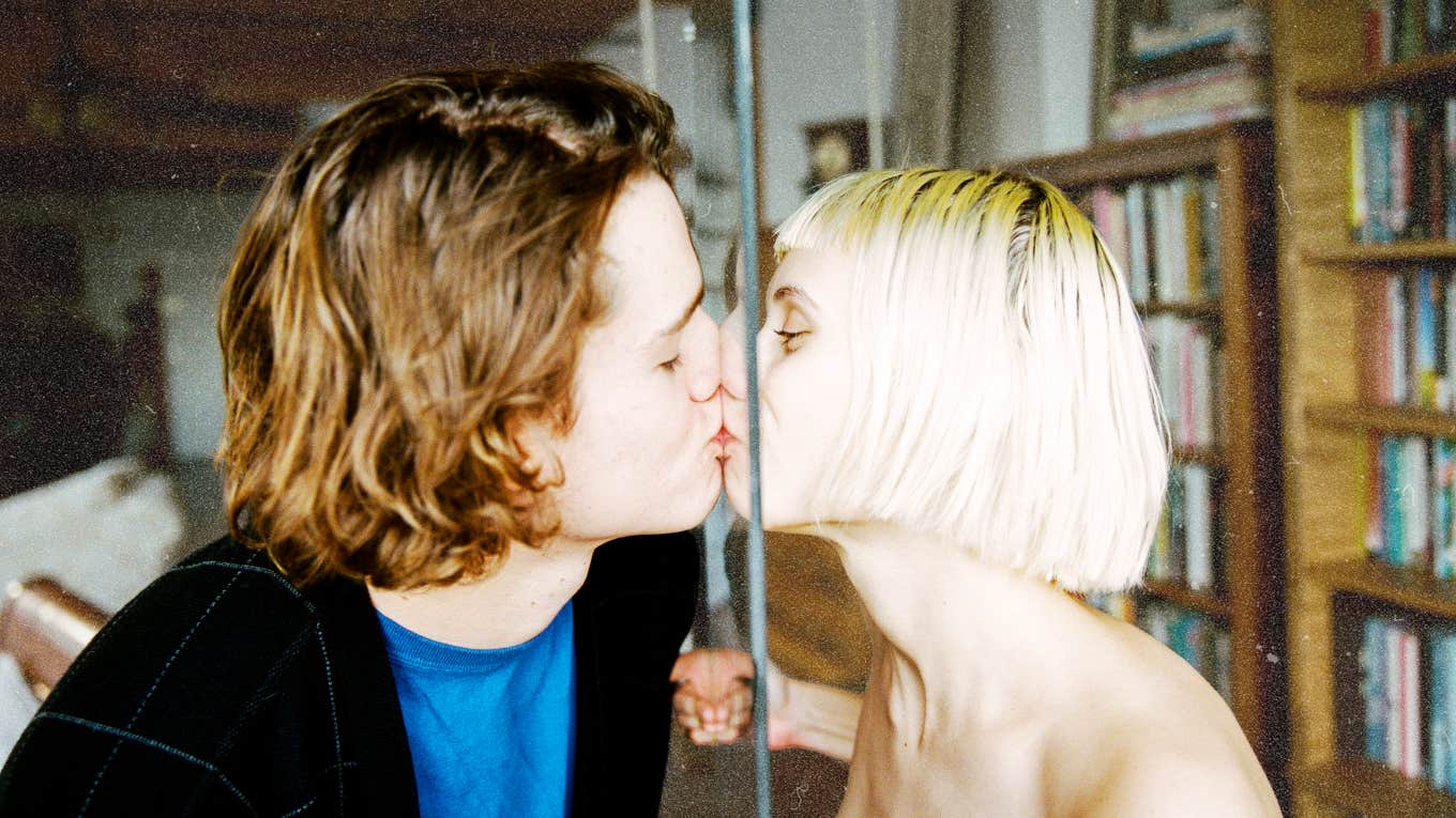 couple kissing through the glass 