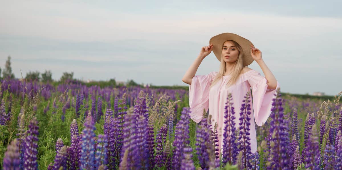 woman in sunhat