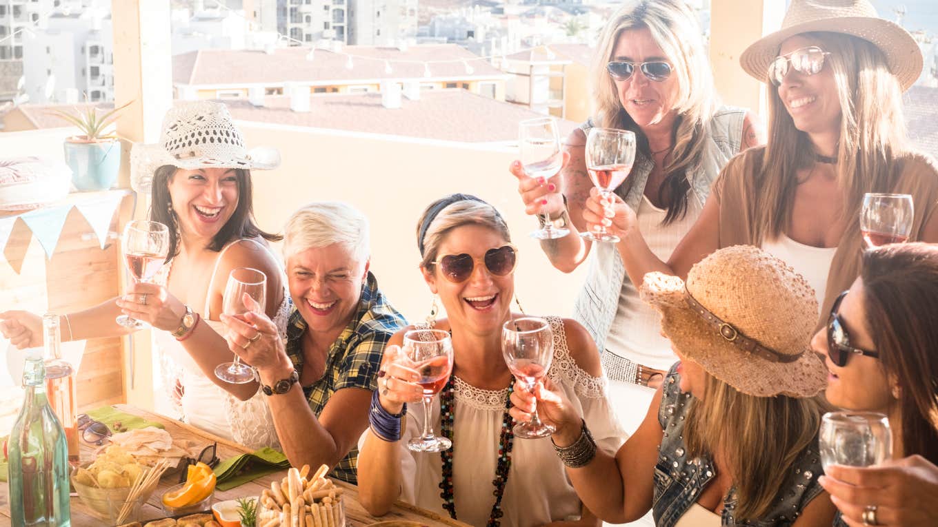 10 Toxic Friends You Need To Lose By The Time You're 30 group of friends hanging out