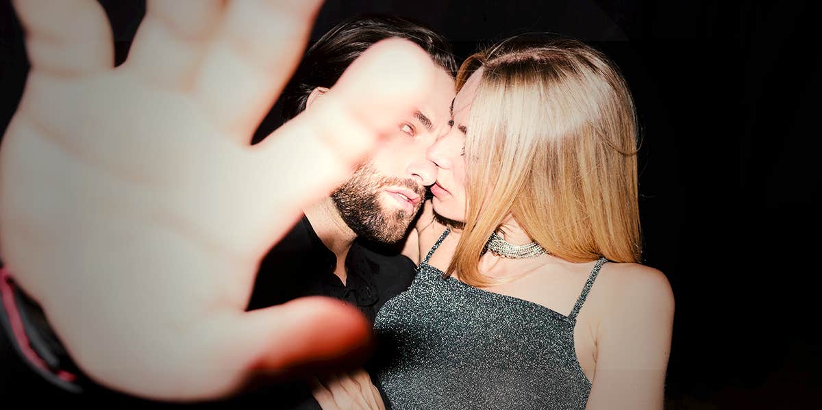 5 Crystal-Clear Signs That Your Toxic Relationship Is Not Meant To Be toxic couple hand in camera lens