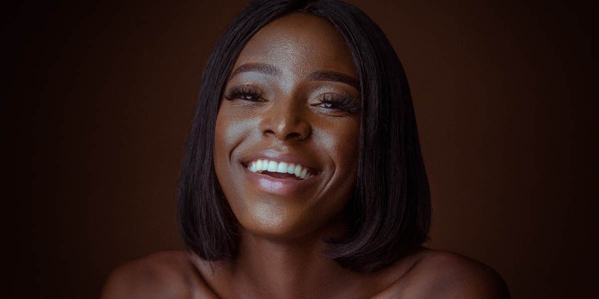 9 Captivating Traits Of People With Good Vibes Black woman with good vibes smiling