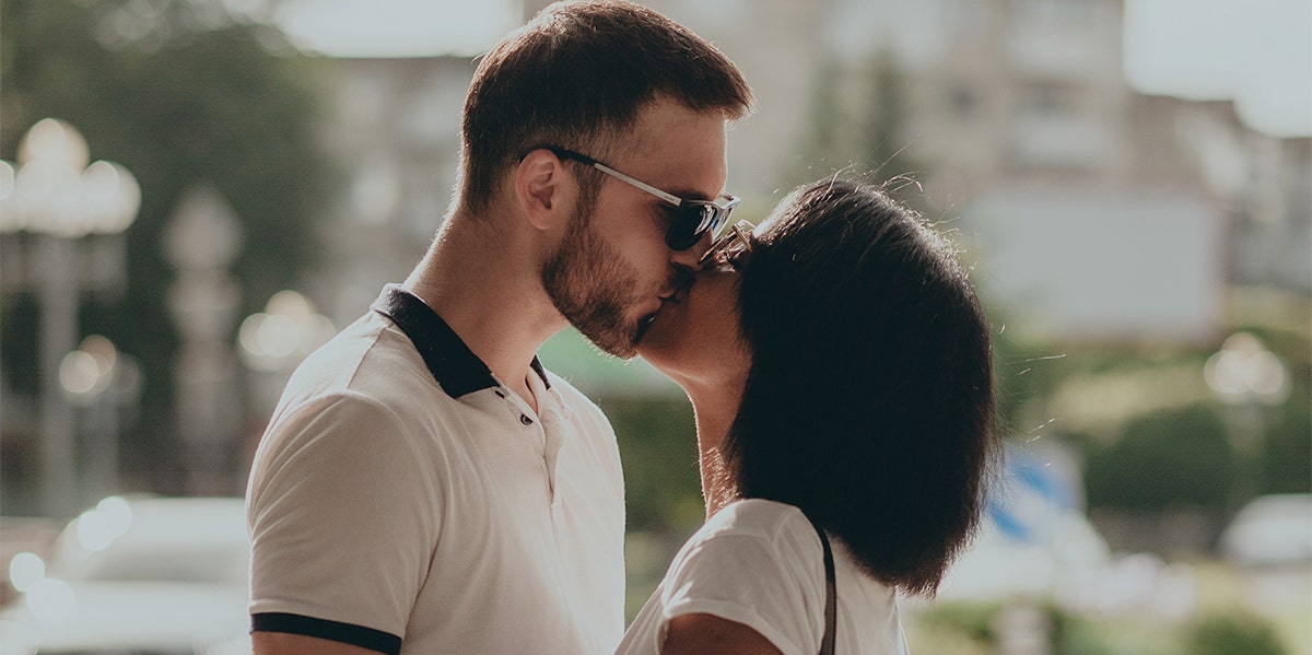 couple kissing