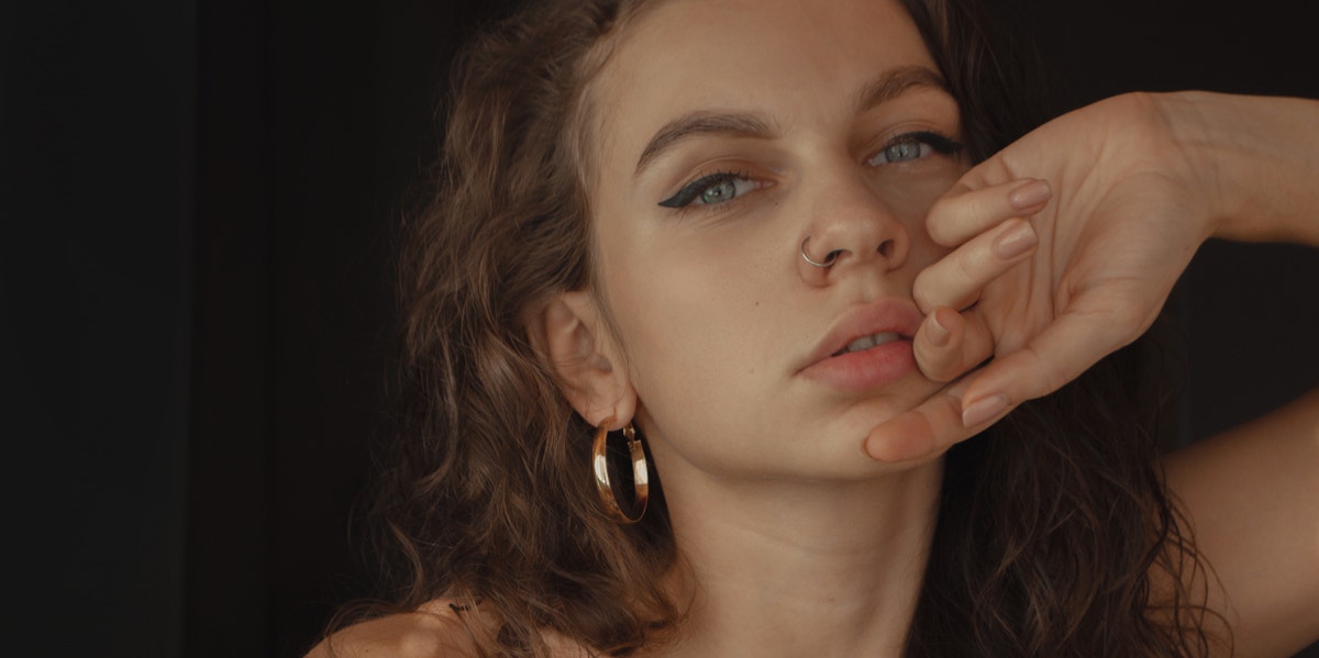 Why Trying To Be The 'Cool Girl' Emotionally Messed Me Up cool girl