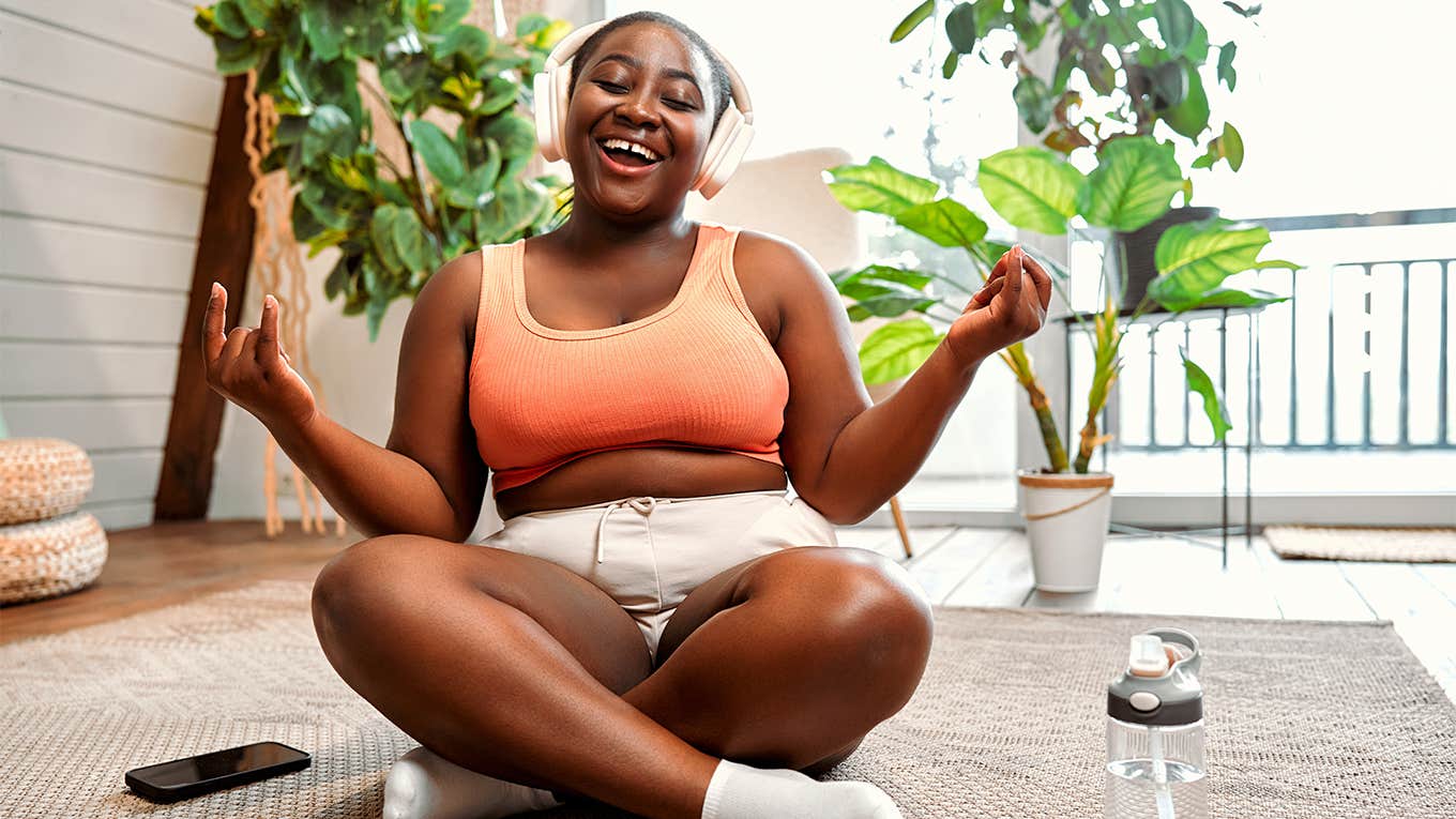 2 Tiny Habits Of People Who Love Their Bodies girl working out at home