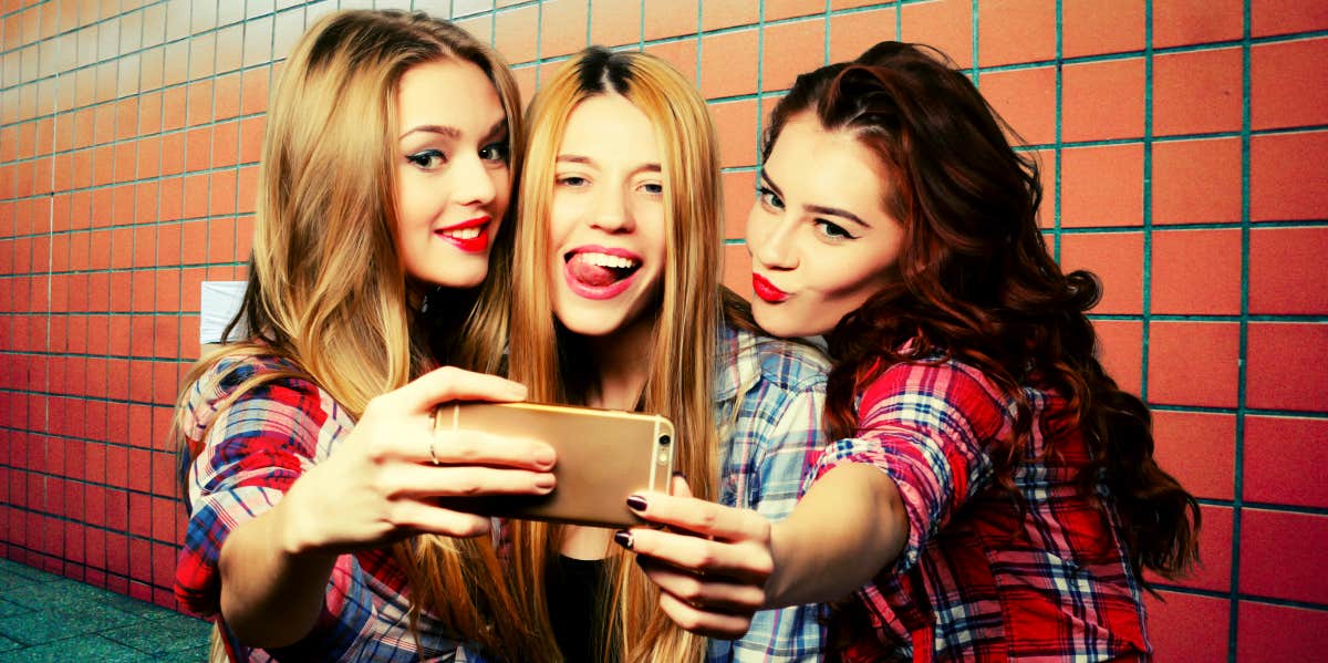 50+ Cute Selfie Poses for Girls – Ideas & Tips