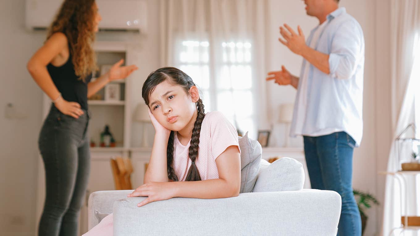 parents fighting behind daughter